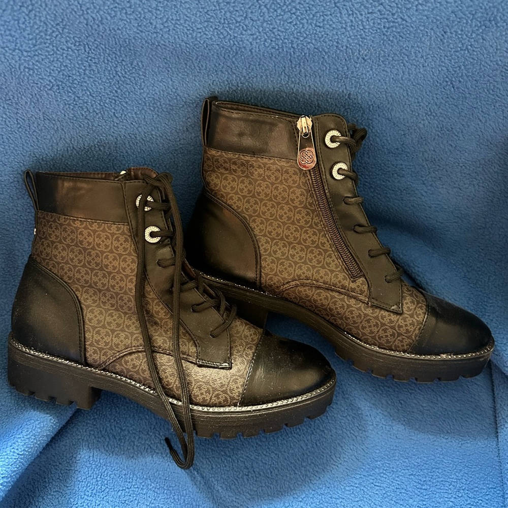 Women’s boots size 8